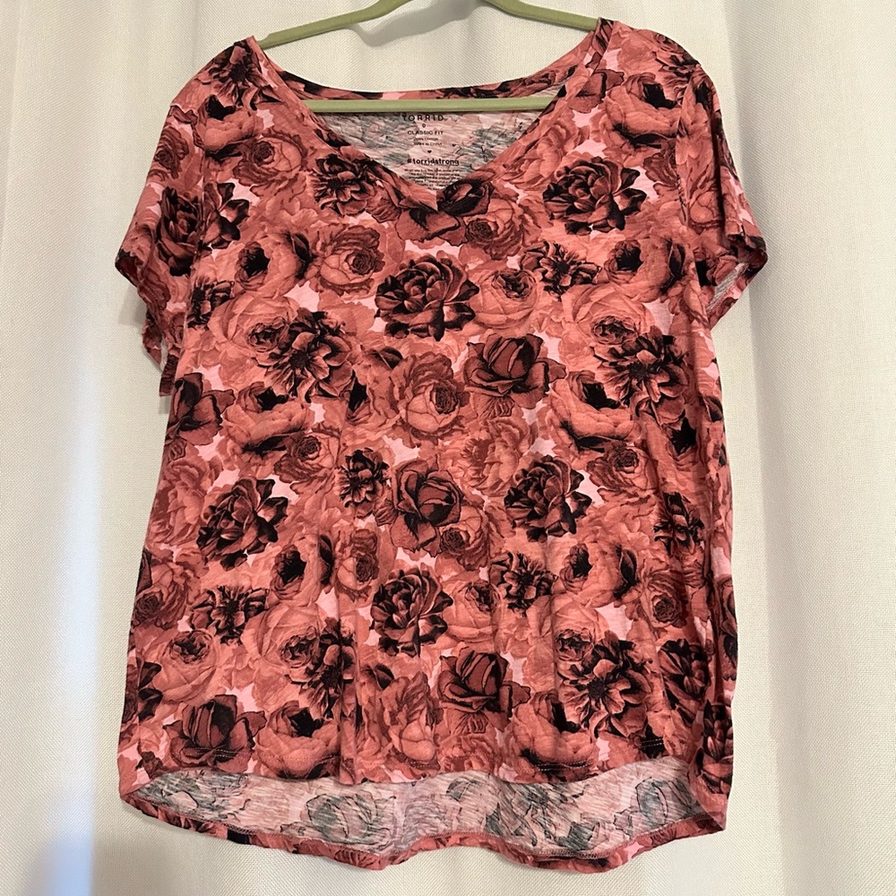 Torrid 0 classic V neck tee GUC